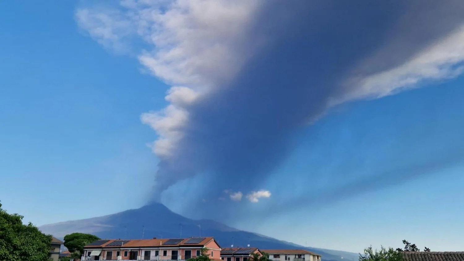 Etna retoma atividade stromboliana na Voragine com emissão de cinzas; tremor sobe para nível alto