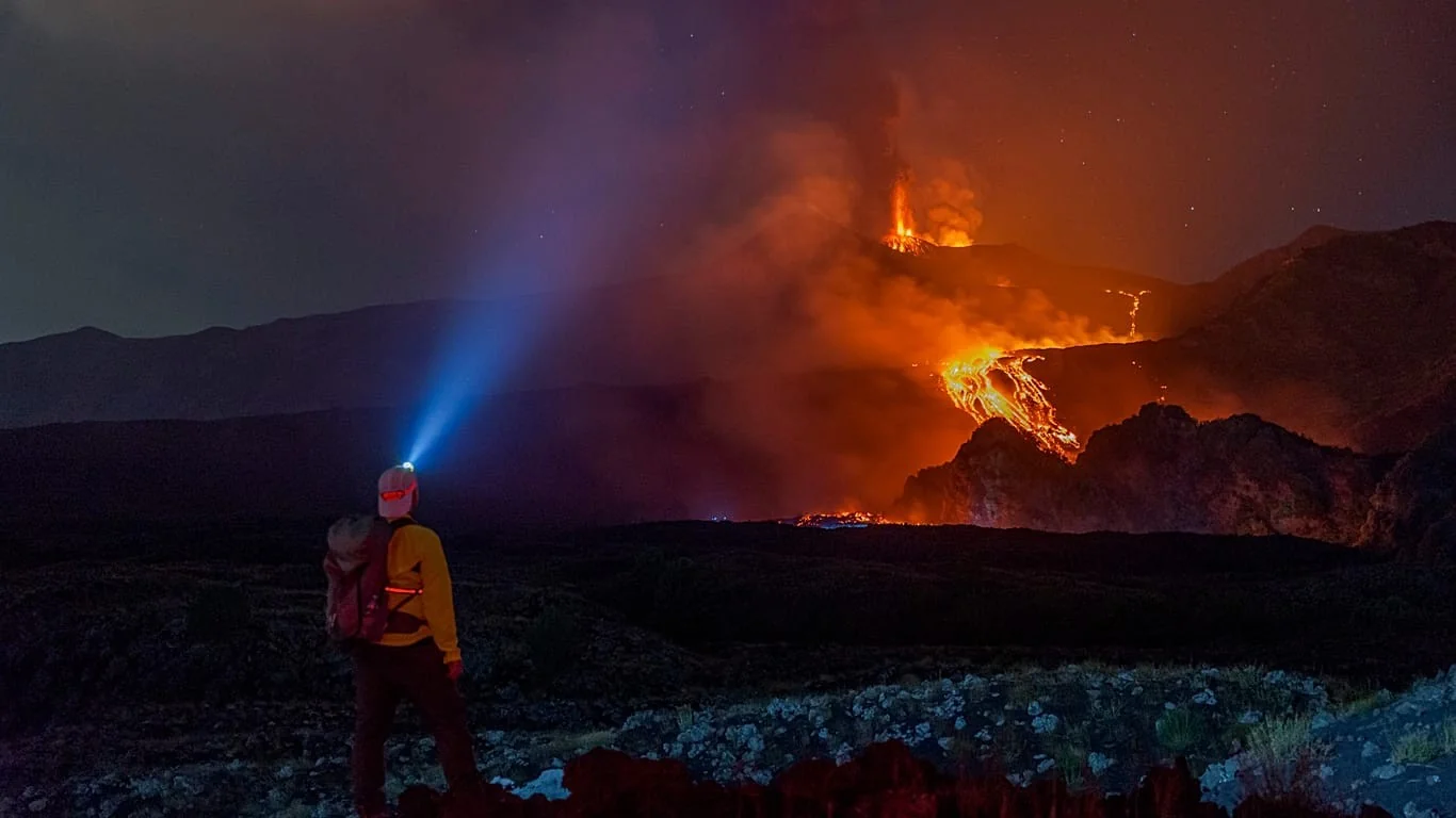 Etna e tráfego aéreo: aeroporto de Catania reabre setores após alerta por cinzas