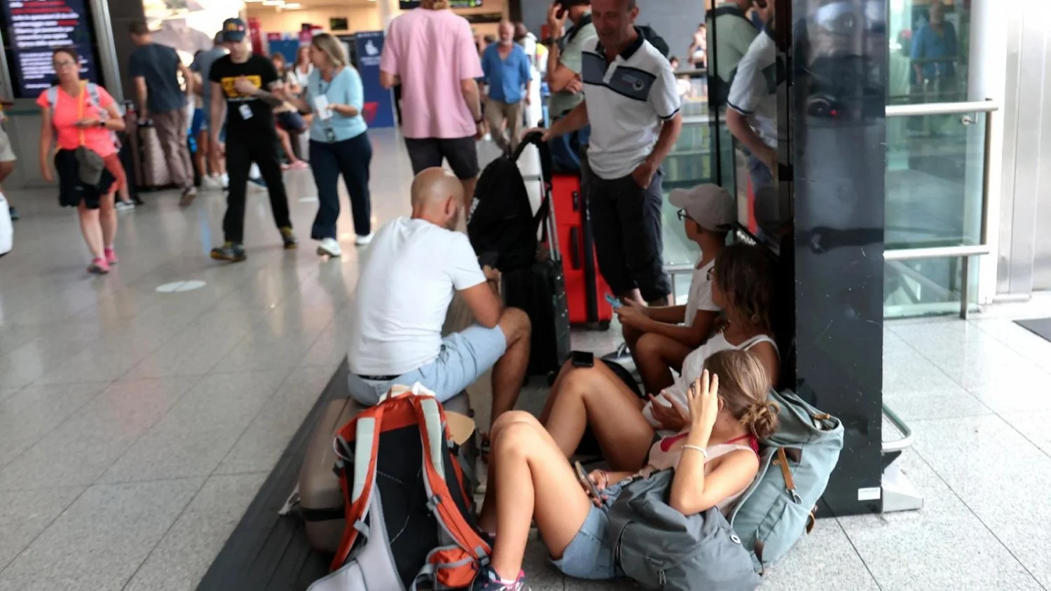 Etna em erupção há 6 dias: caos na Sicília, cerca de 700 voos cancelados e aeroportos em emergência