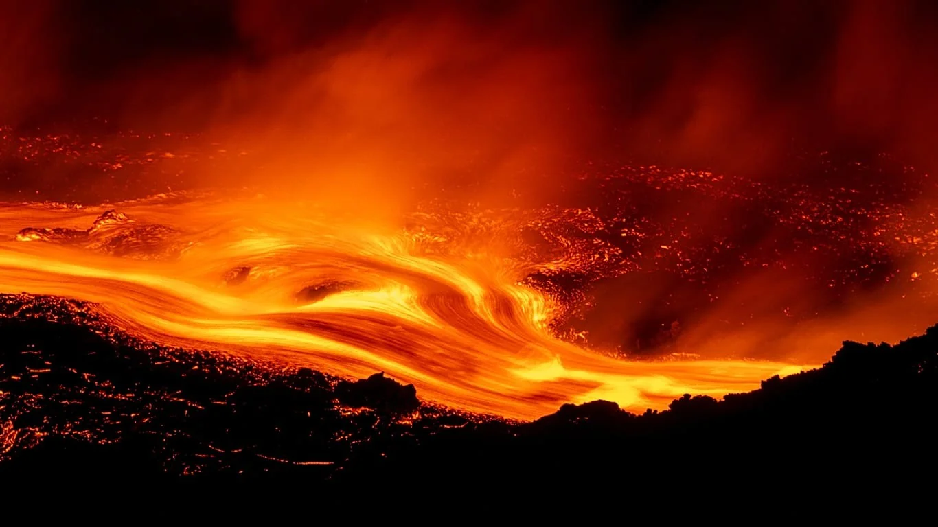 Etna em erupção contínua por sete dias: impacto nas rotas aéreas e dinâmica eruptiva inédita desde os anos 70