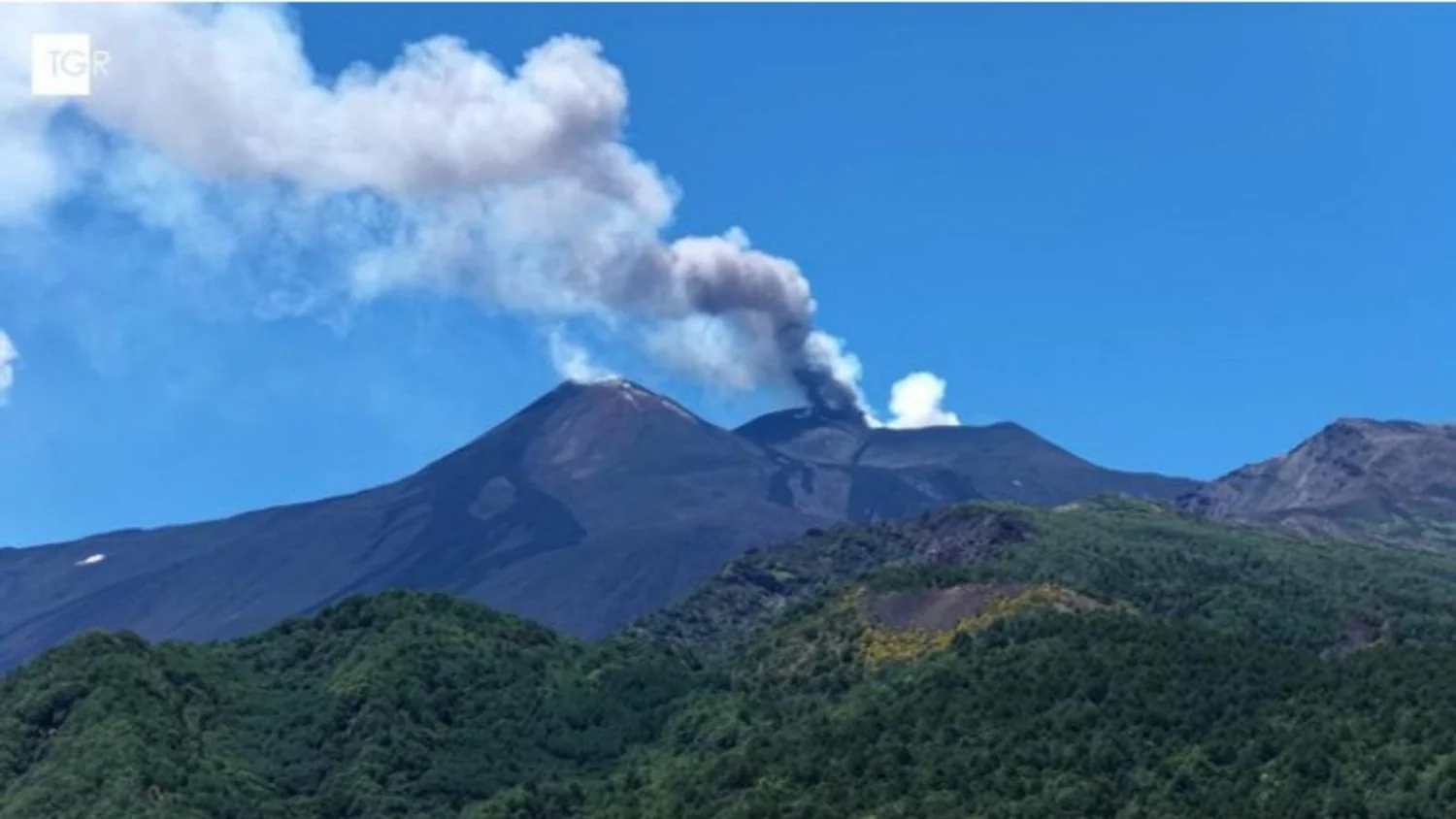 Etna: escursionista americano de 30 anos morre atingido por raio após adentrar área proibida