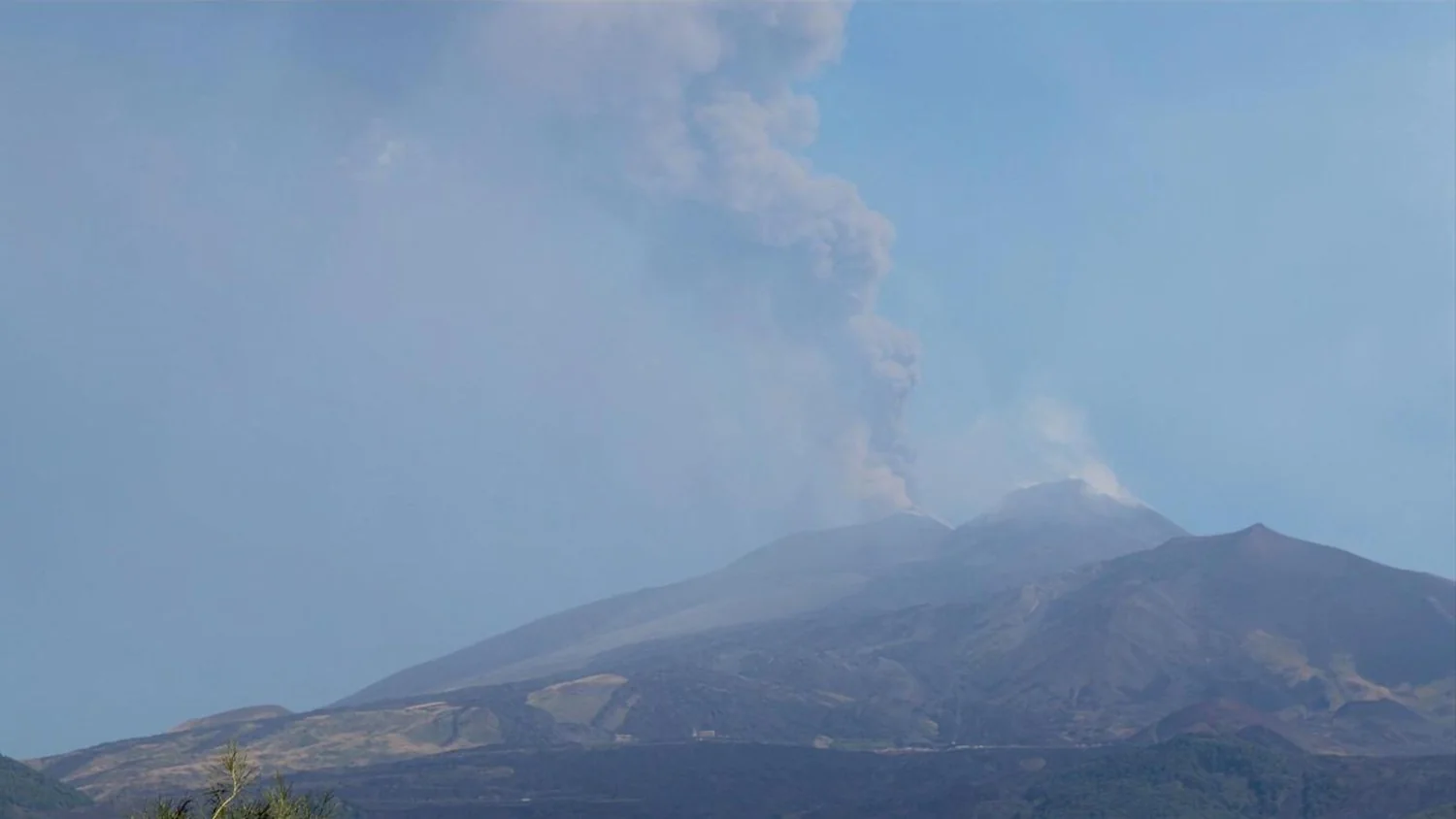 Etna em atividade: nova boca eruptiva, alerta vermelho e voos suspensos em Catania