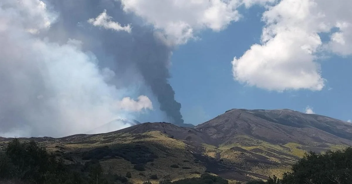 Etna abre nova boca eruptiva na Valle del Bove; cinzas atingem aeroporto Fontanarossa