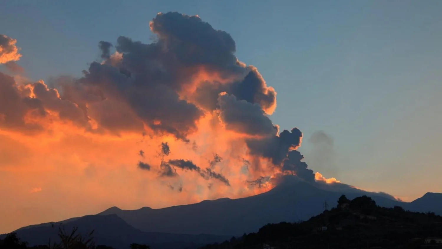 Etna em nova erupção na Voragine: tremor sismico e nuvem de cinzas aumentam