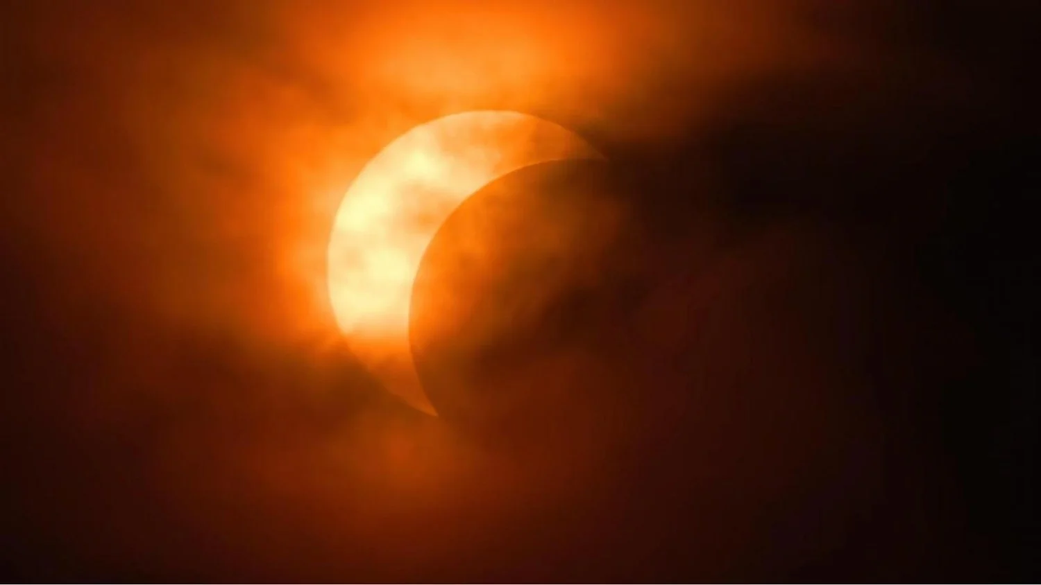 Europa paralisa-se para a eclipse: o 'Sol negro' volta após 27 anos