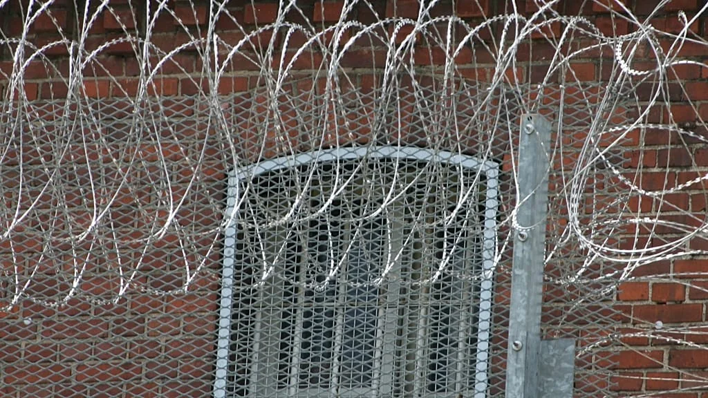 Evasão cinematográfica em Duisburg: detento corta grades e foge do cárcere dias após a fuga de Hendrik Holt