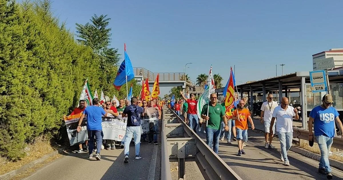 Ex Ilva em Taranto: trabalhadores ocupam a SS7 e Urso pede 'cordata italiana' para evitar 'bomba social'