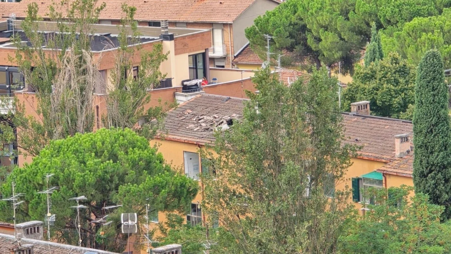 Explosão em Perugia: teto de palazzina desaba em via Giambattista Vico, equipes de resgate atuam no local