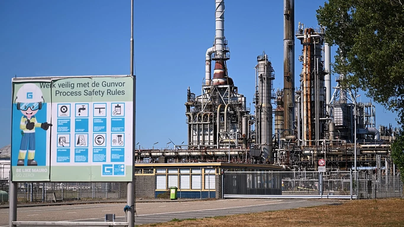 Explosão em refinaria do porto de Rotterdam: 1 morto, vários feridos e blecaute em área industrial