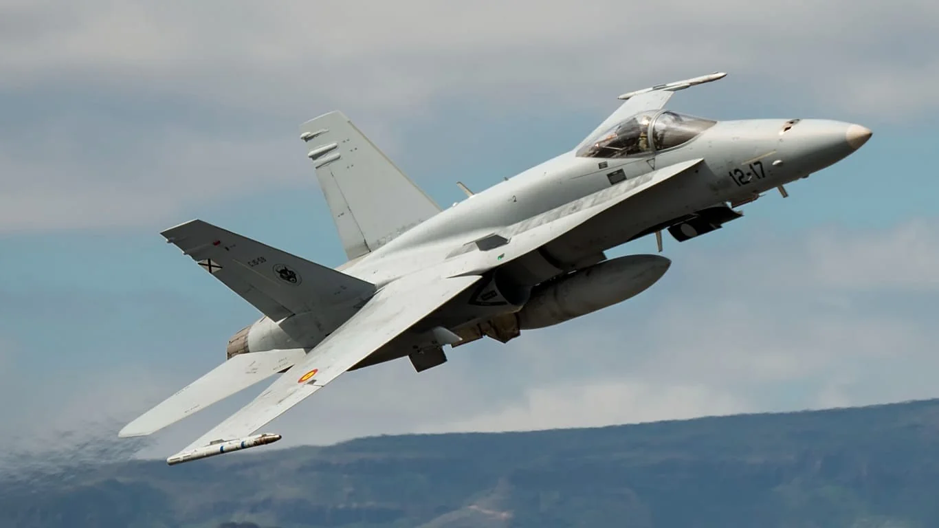 Dois F-18 espanhóis abatem drone não identificado na fronteira da Romênia com a Moldávia