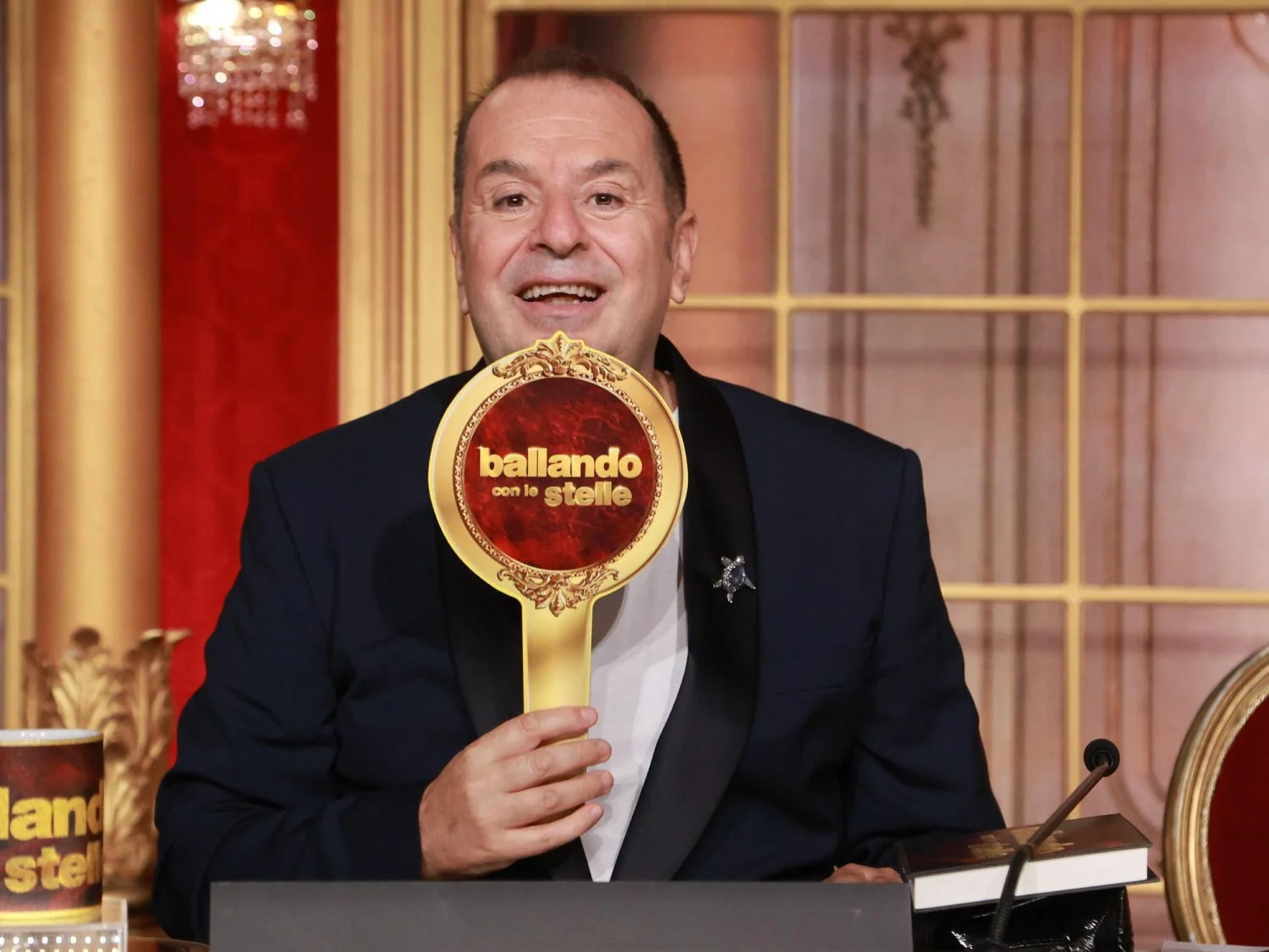 Fabio Canino se afasta de 'Ballando con le stelle' após 17 anos e provoca: candidato à Mediaset?