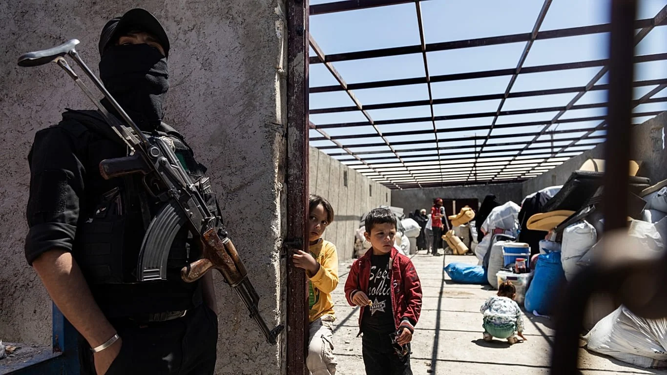 Acusada de tráfico: mulher finlandesa levou filhos a áreas do ISIS e ao campo de al‑Hol