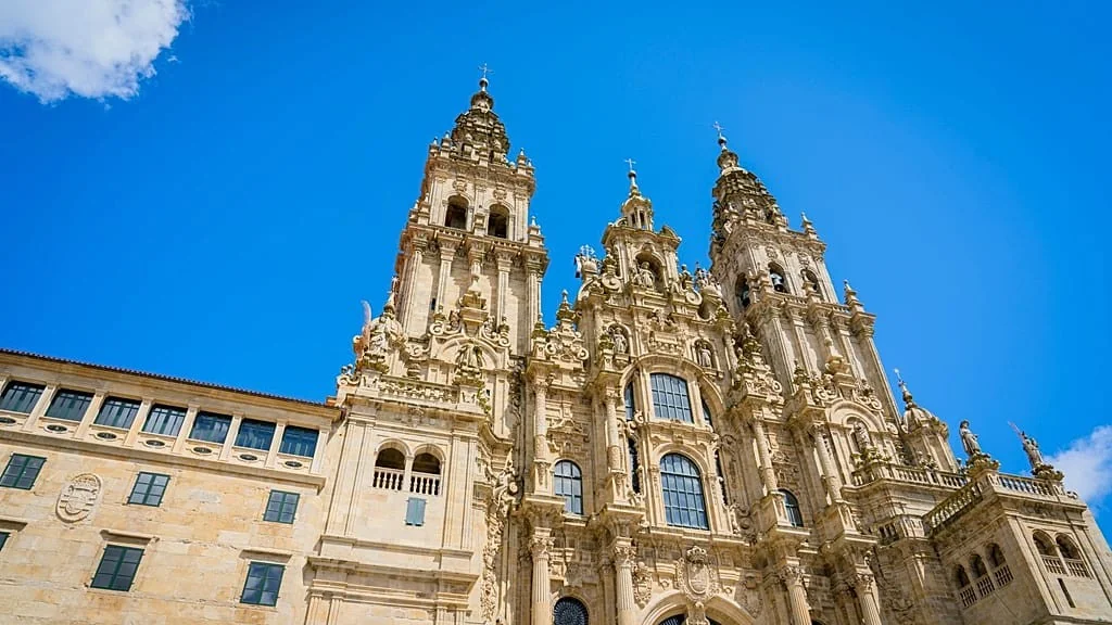 Fly2Galicia lança voos diretos para Santiago de Compostela e facilita retorno dos peregrinos