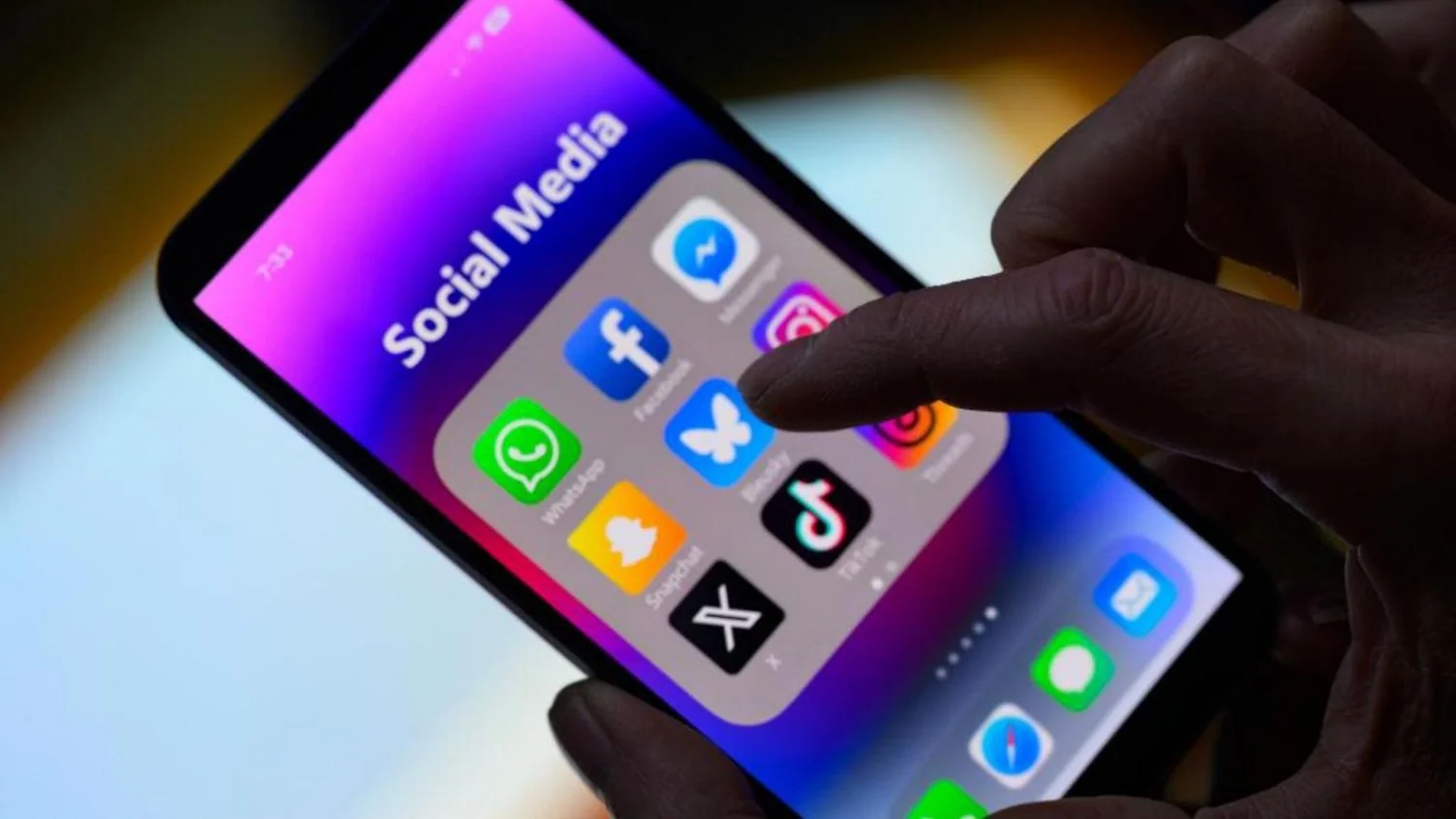 Conselho Constitucional bloqueia proibição de redes sociais para menores de 15 anos; Macron reescreverá a lei