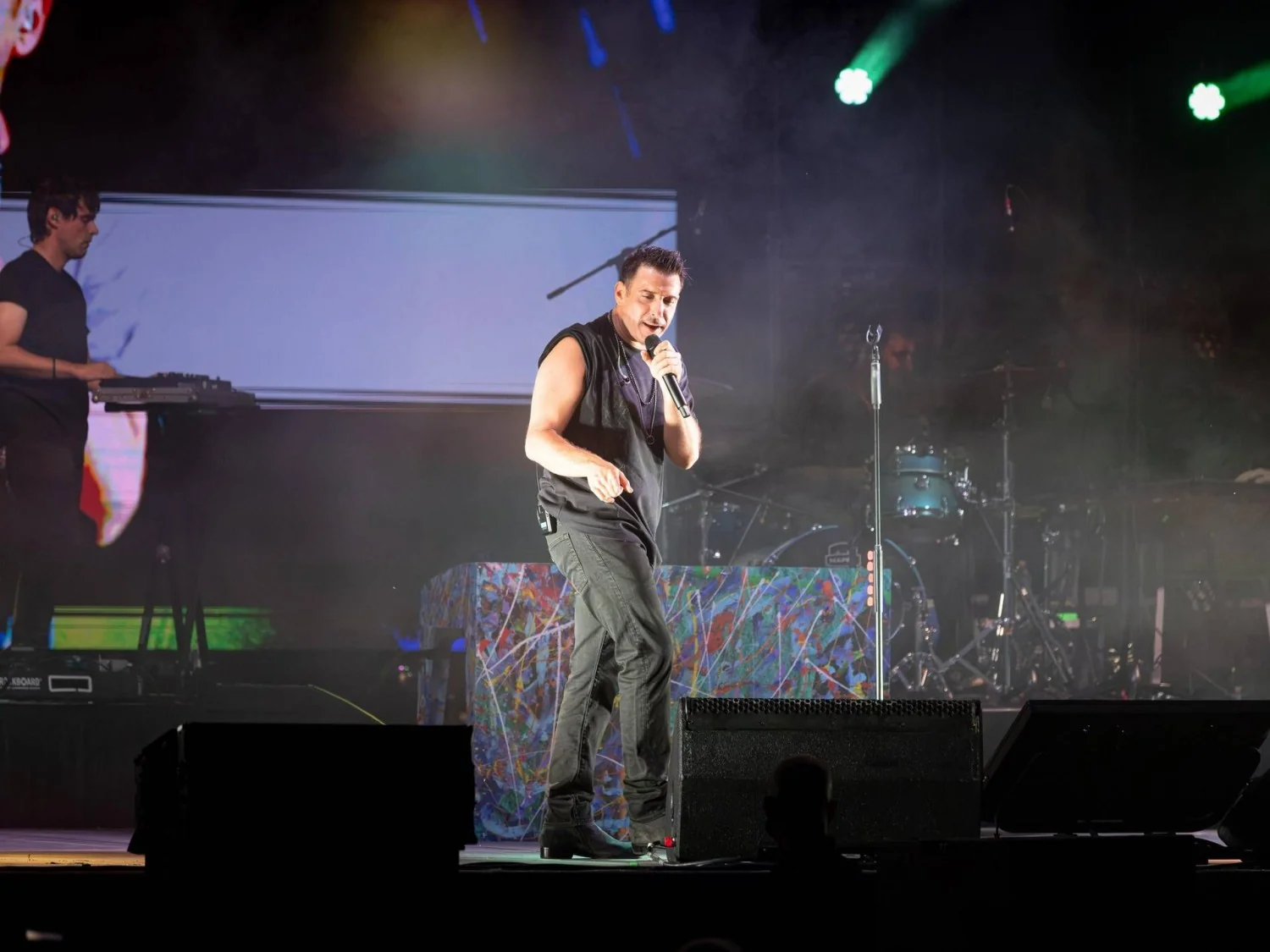Francesco Gabbani interrompe show em Letojanni após mal-estar: 'A saúde vem primeiro'