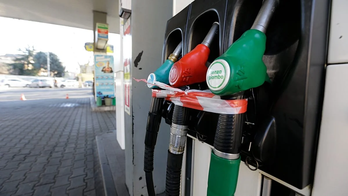 Gasolina ultrapassa 2 euros por litro: pressão sobre famílias e pedidos de corte de impostos