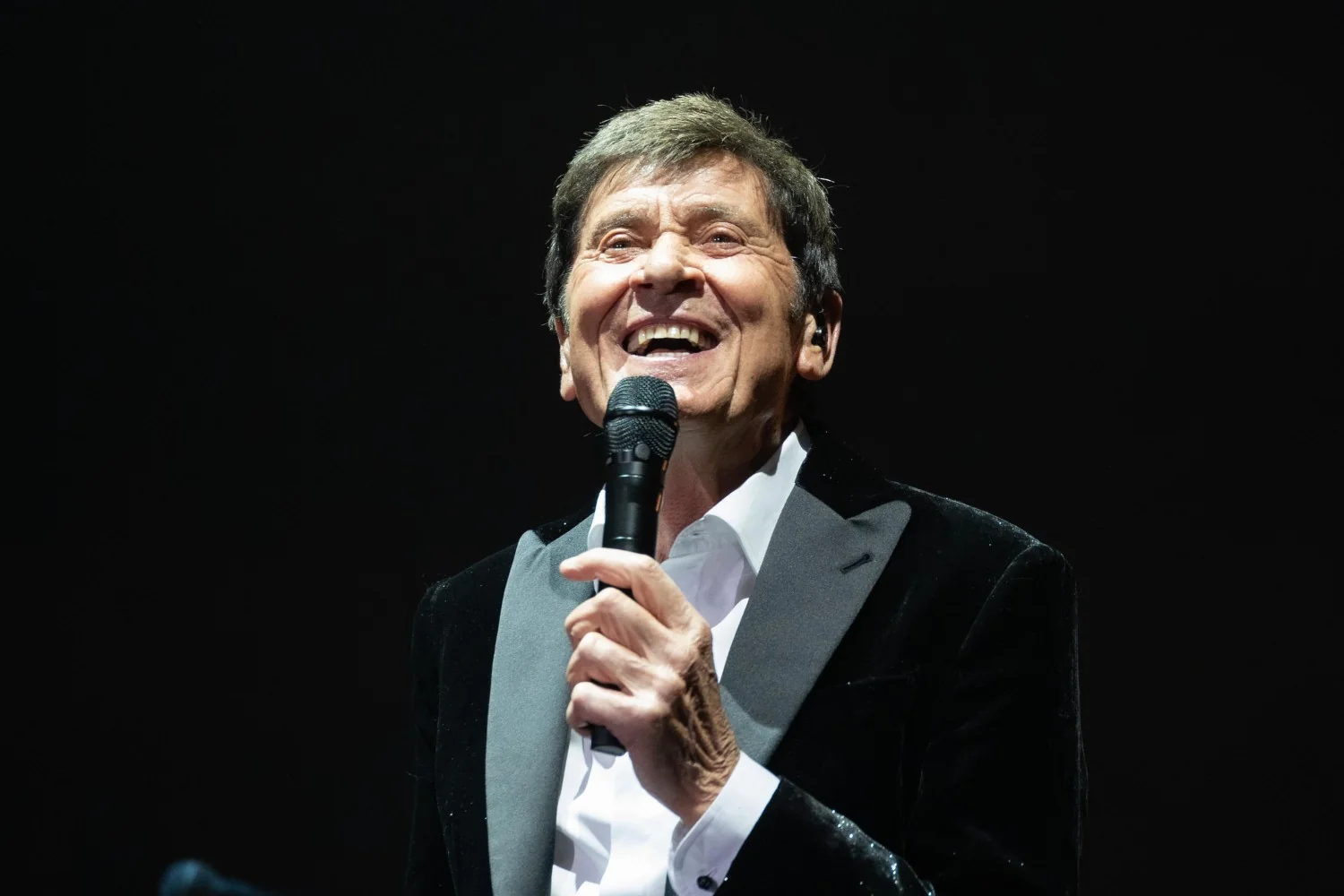 Gianni Morandi volta a Riccione: o mesmo entusiasmo do primeiro show aos 13 anos