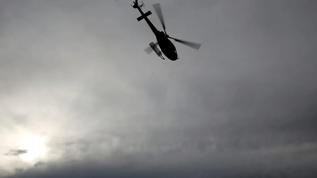 Helicóptero privado cai em Sifnos e mata três pessoas; queda ocorreu perto de casas em Tholos