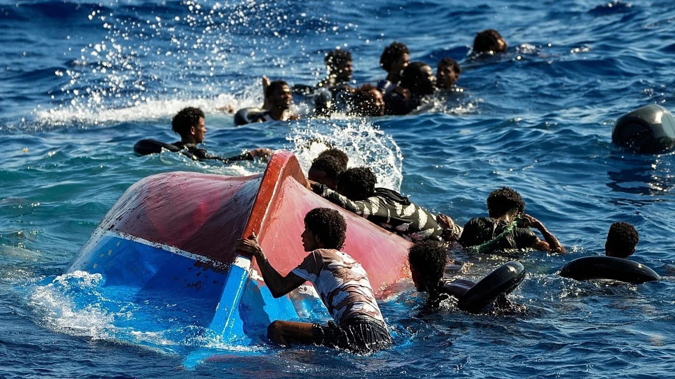 Grupos líbios intimidam migrantes e navios de resgate no Mediterrâneo central, alerta ONG
