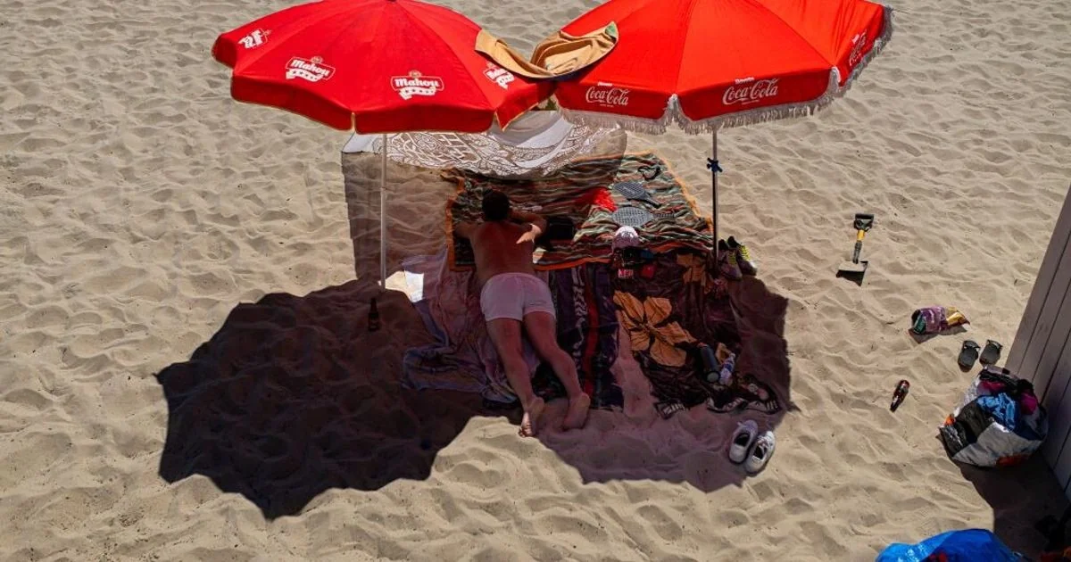 Por que os guarda‑sóis podem aquecer até 70 °C e quase não refrescar
