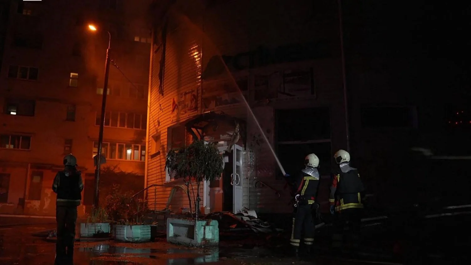 Ataque aéreo russo atinge Kiev e atinge hospital pediátrico; várias vítimas e edifícios em chamas