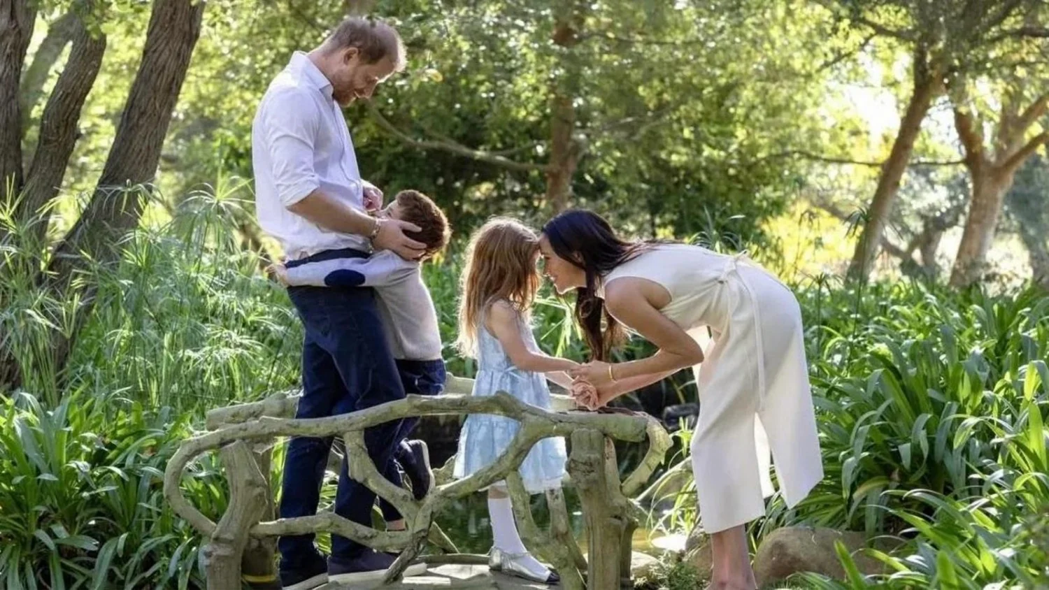 O retorno inesperado: Harry, Meghan e a família voltam ao Reino Unido entre luzes de reconciliação e desafios