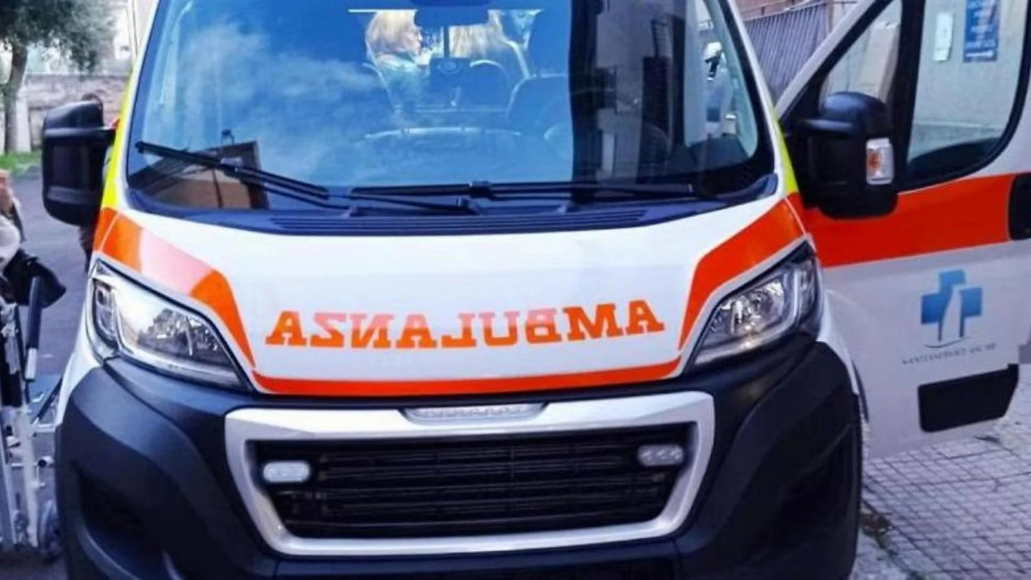 Homem lança carro no porto de Cattolica com a esposa; casal salvo por passantes, ele foge entre os rochedos