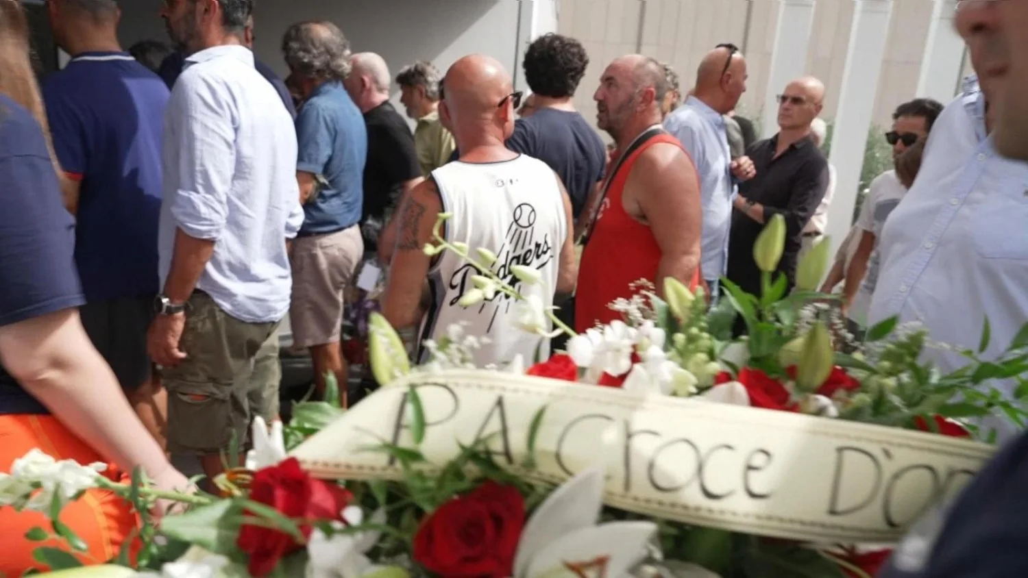 Fumígenos, aplausos e lágrimas marcam adeus a Fabrizio Valente em cerimônia em Zinola