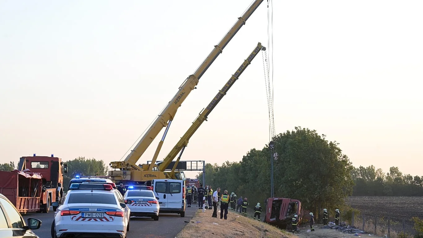 Acidente na Hungria: ônibus de peregrinos poloneses tomba na M3 — 12 mortos e motorista detido por suspeita de sonolência