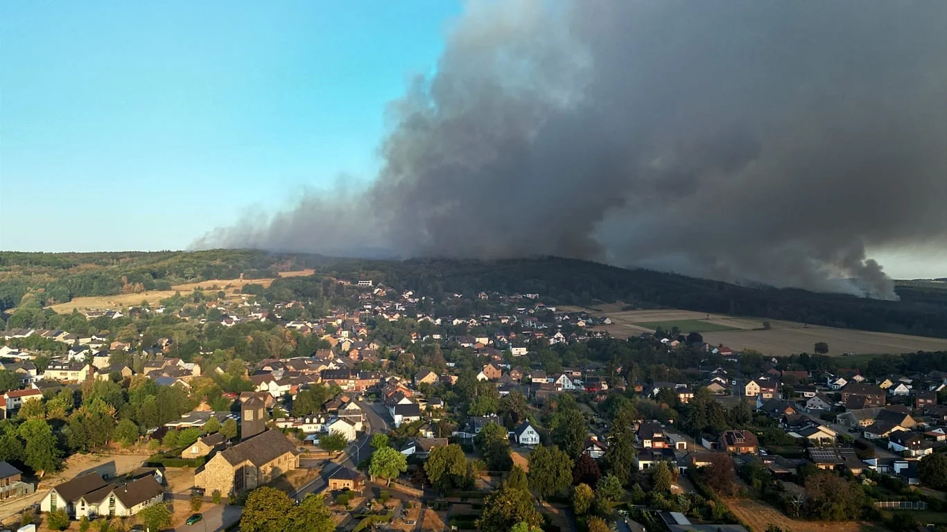 Incêndio no Hürtgenwald: 300 hectares em chamas na floresta do Eifel e risco por munições da 2ª Guerra