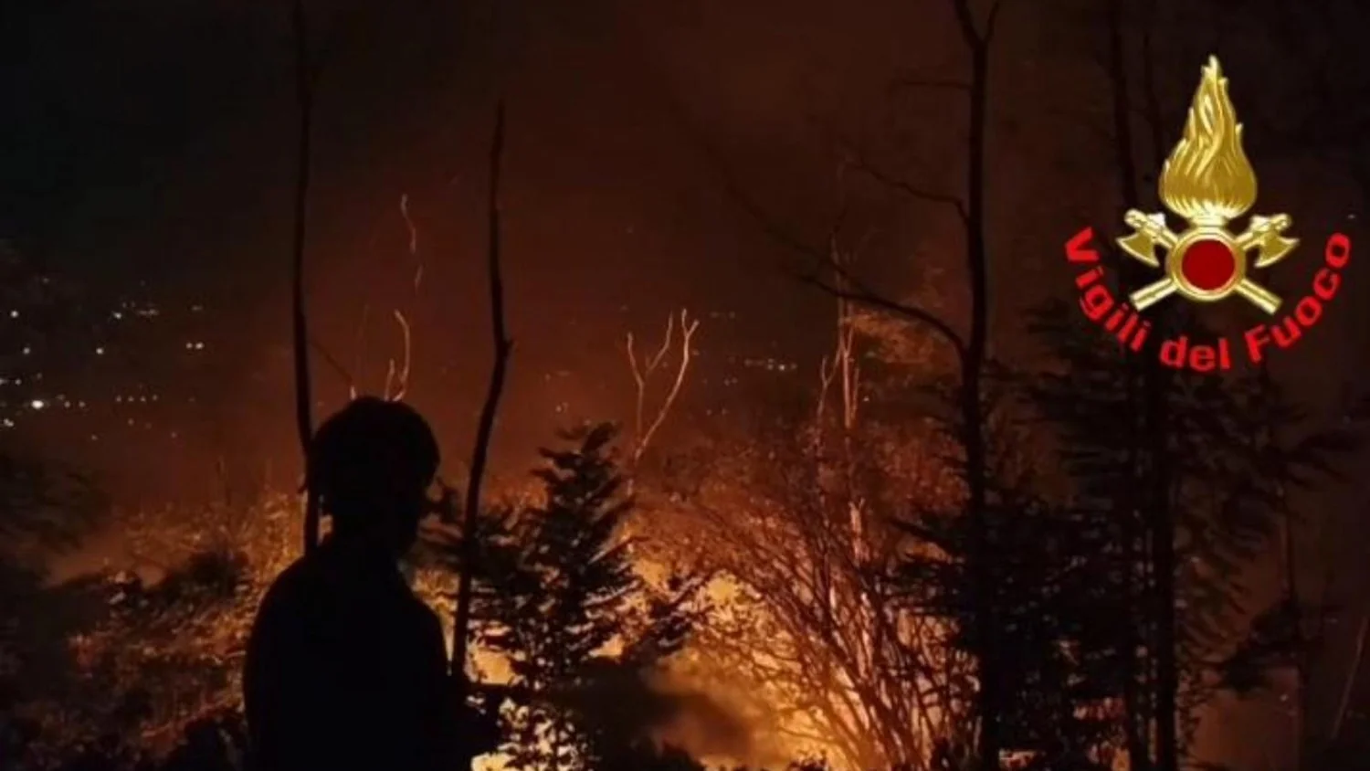 Incêndio nas portas de Como: fumo e cinzas no Monte Goj; evacuações e Canadair em ação