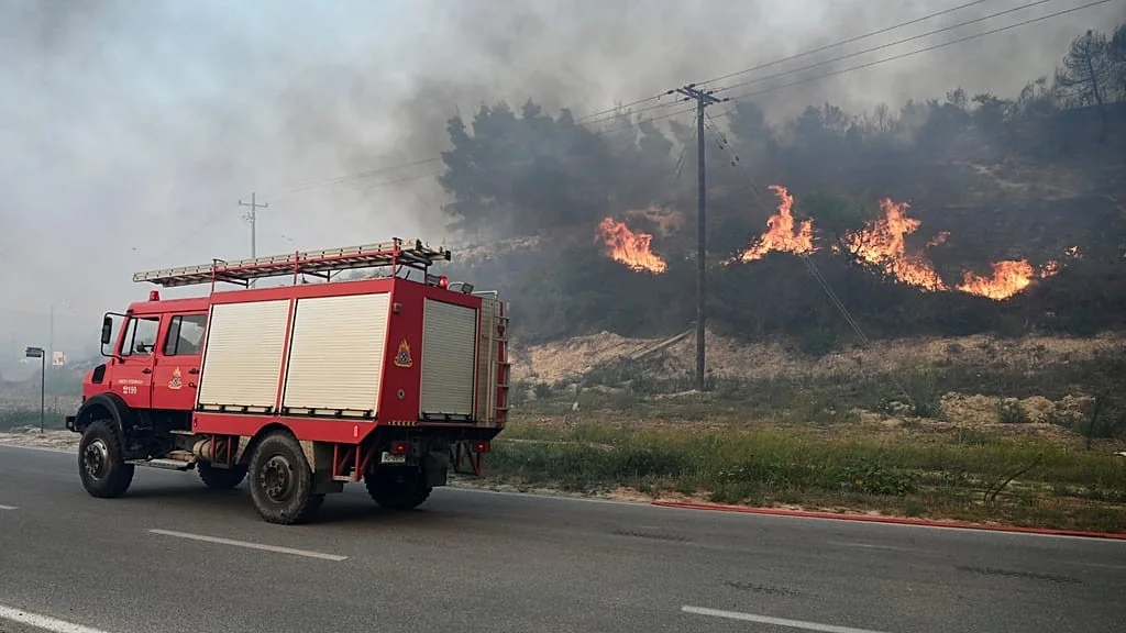 Incêndio em Salamina: duas mortes, casas destruídas e evacuações em massa