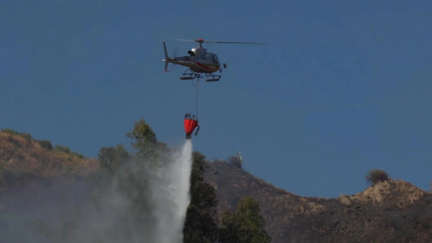 Incêndio em Taormina: fogo na contrada Mastrissa fecha a A18 e ameaça casas