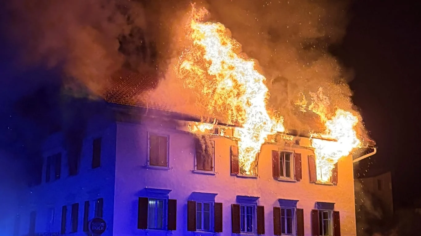 Incêndio destrói prédio em Thusis (Suíça): 5 desaparecidos e 8 feridos em operação de resgate