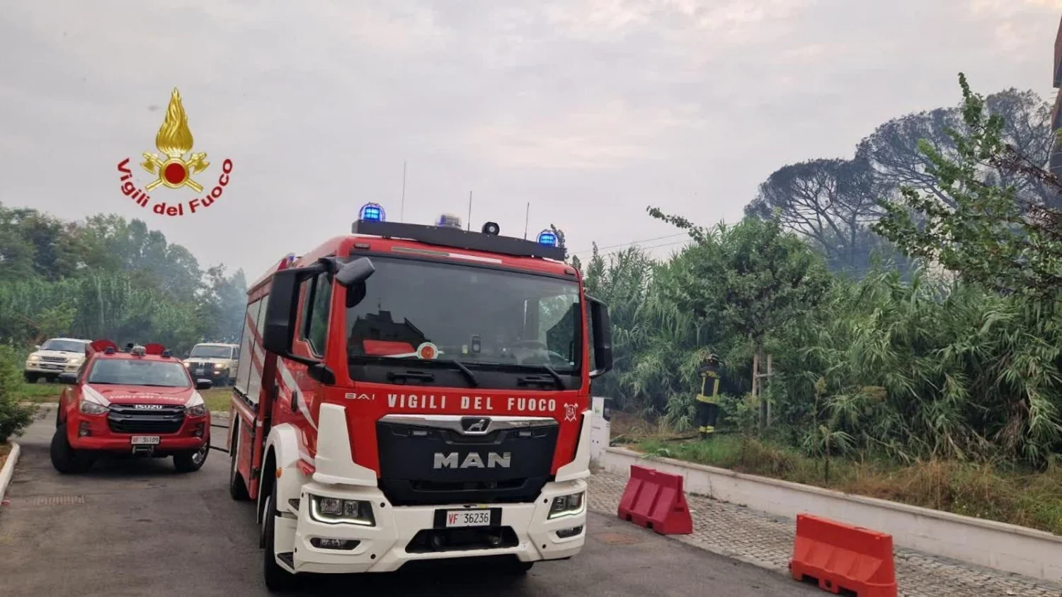 Incêndio em colina da zona sudoeste de Roma: vento espalha focos e ameaça edifícios