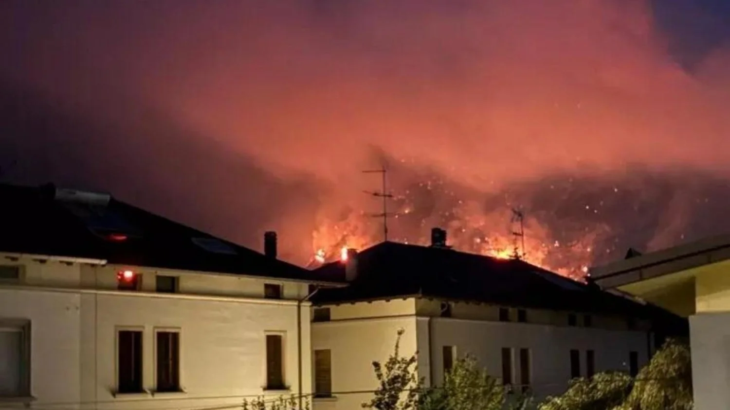 Incêndios na Carnia: combate prossegue após uma semana de chamas; evacuação em Tolmezzo e apoio transfronteiriço