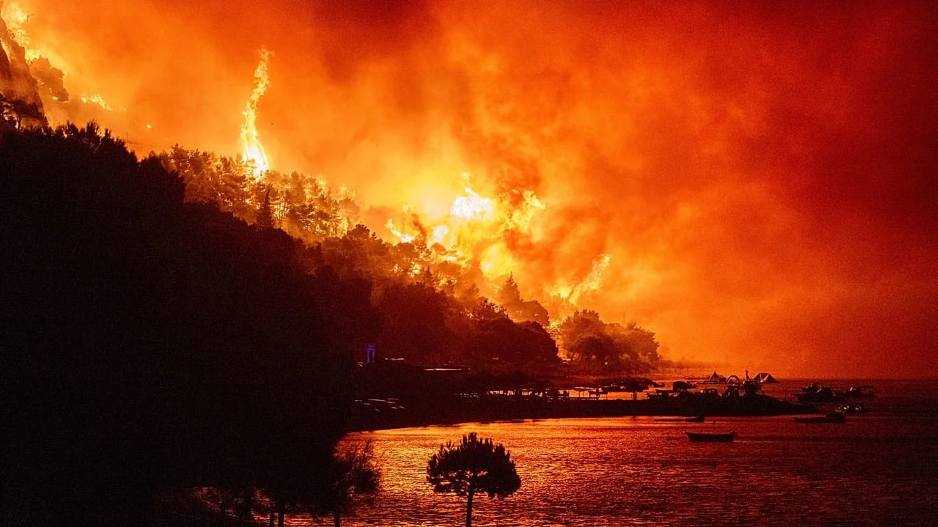 Incêndios consomem a Europa: calor extremo força milhares a evacuar e expõe fragilidades na resposta coletiva