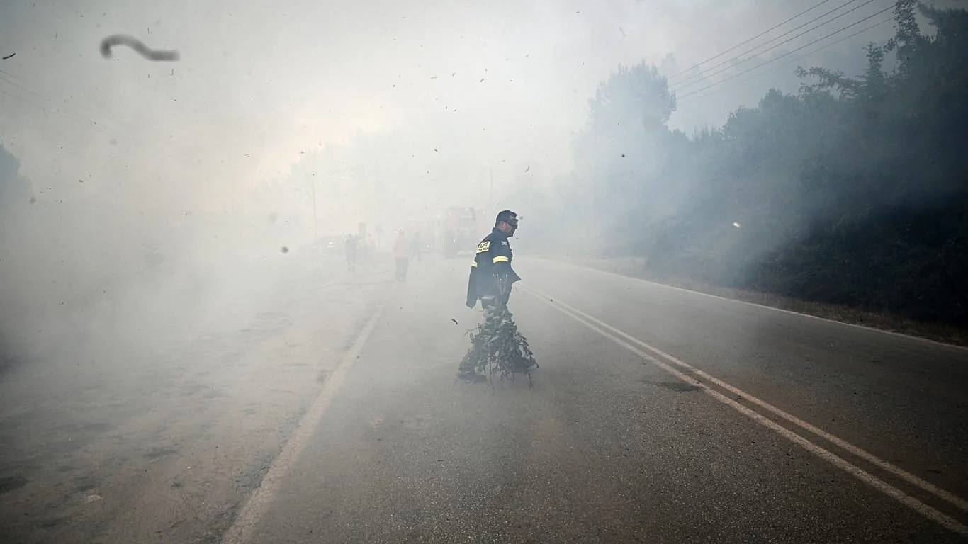 Incêndios na Grécia forçam evacuação por mar; chamas atingem também Croácia, França e Reino Unido