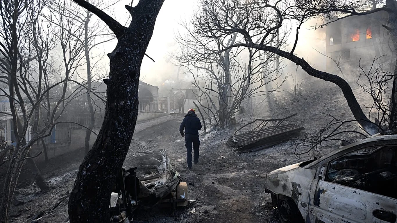 Incêndios em Salamina: chamas recuam, mas devastação e investigação redefinem o tabuleiro