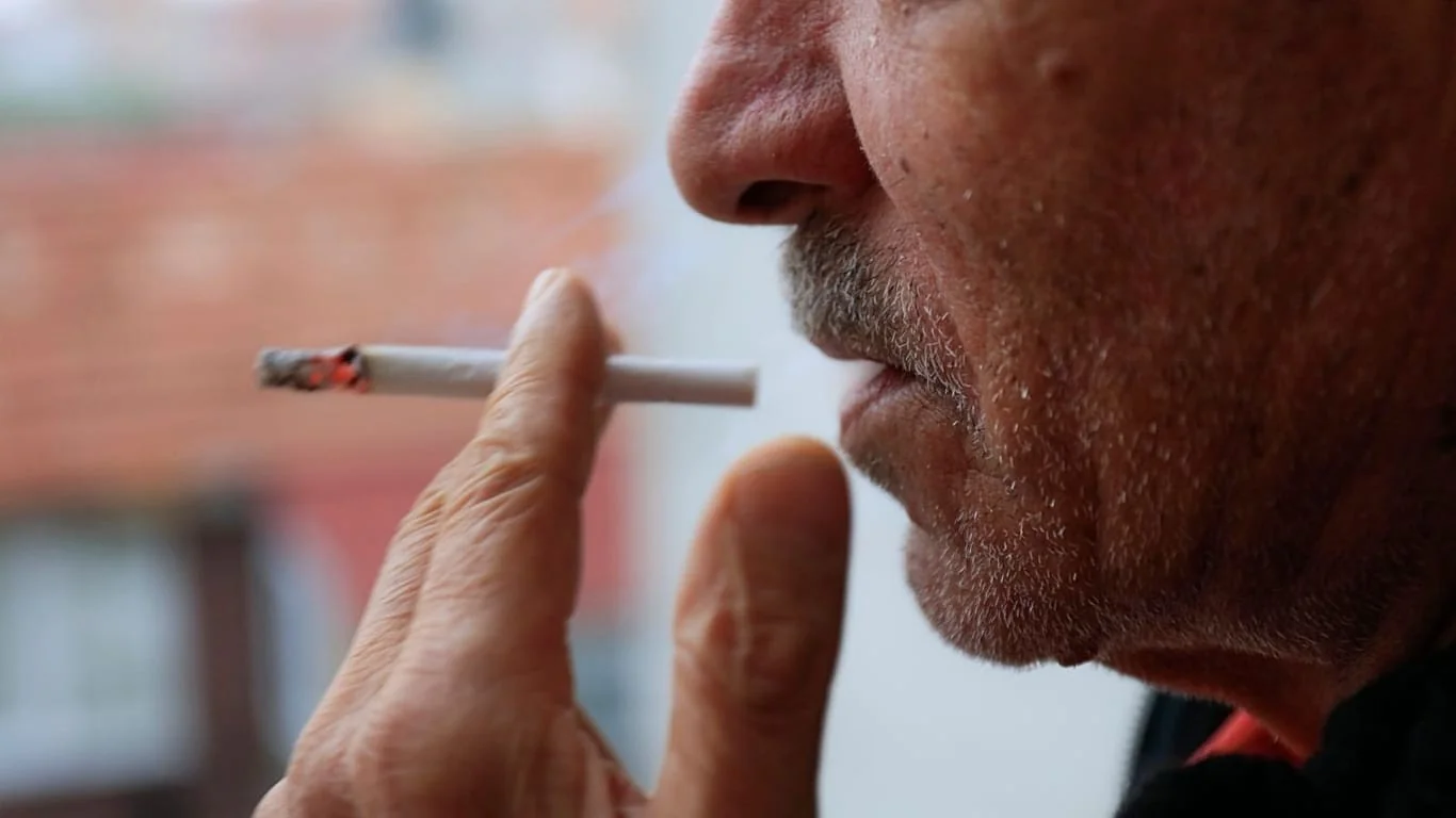 Como a indústria do tabaco aumentou sua influência na UE: centenas de encontros e até €10 milhões por ano em lobby