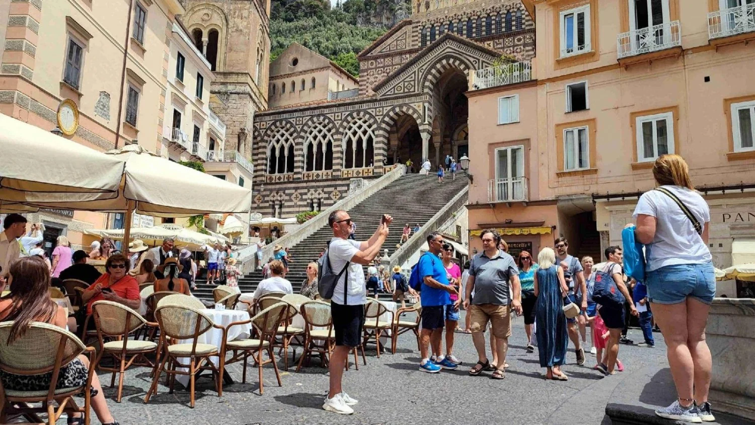 Verão 2026: Itália bate recordes no turismo — estrangeiros +5,1% enquanto 2 em 10 italianos parcelam a viagem