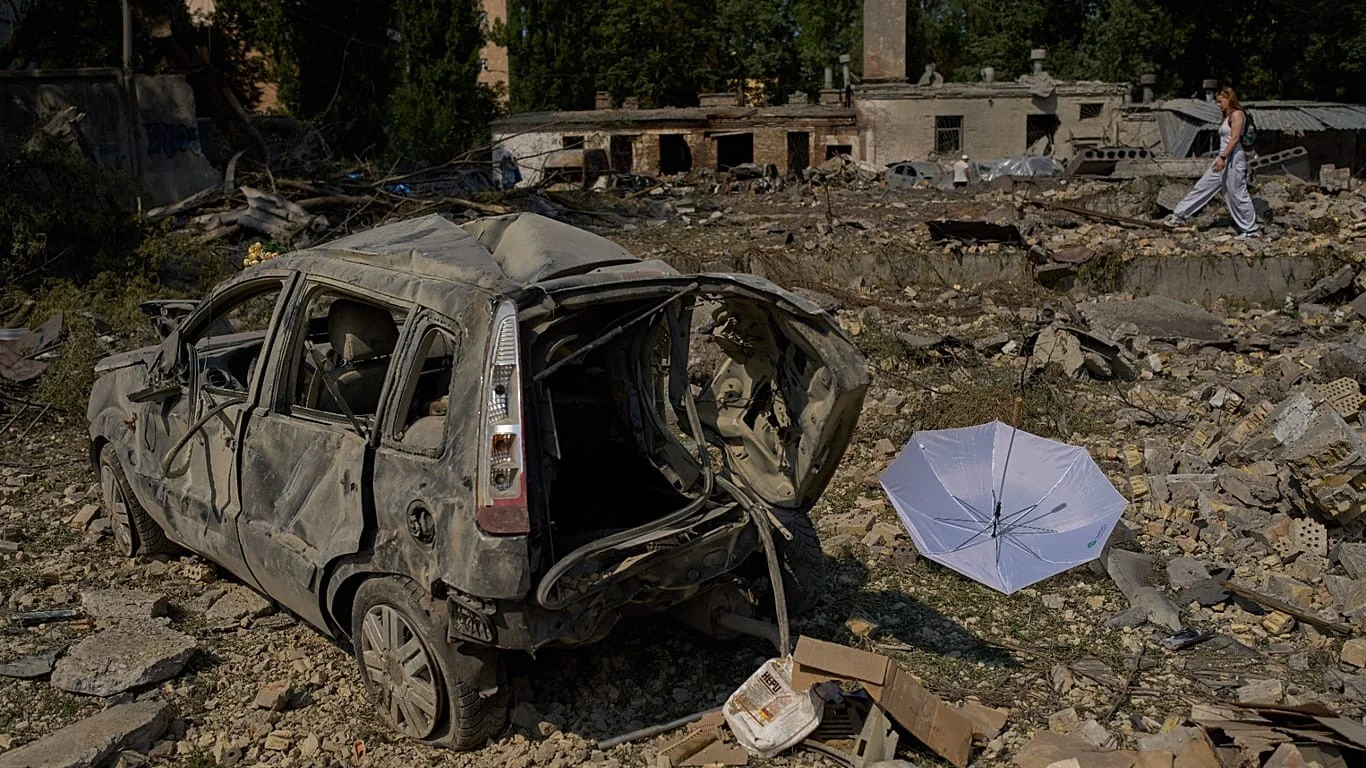 Kiev sob bombardeios russos: moradores adaptam-se a noites em refúgios enquanto cidade é atingida