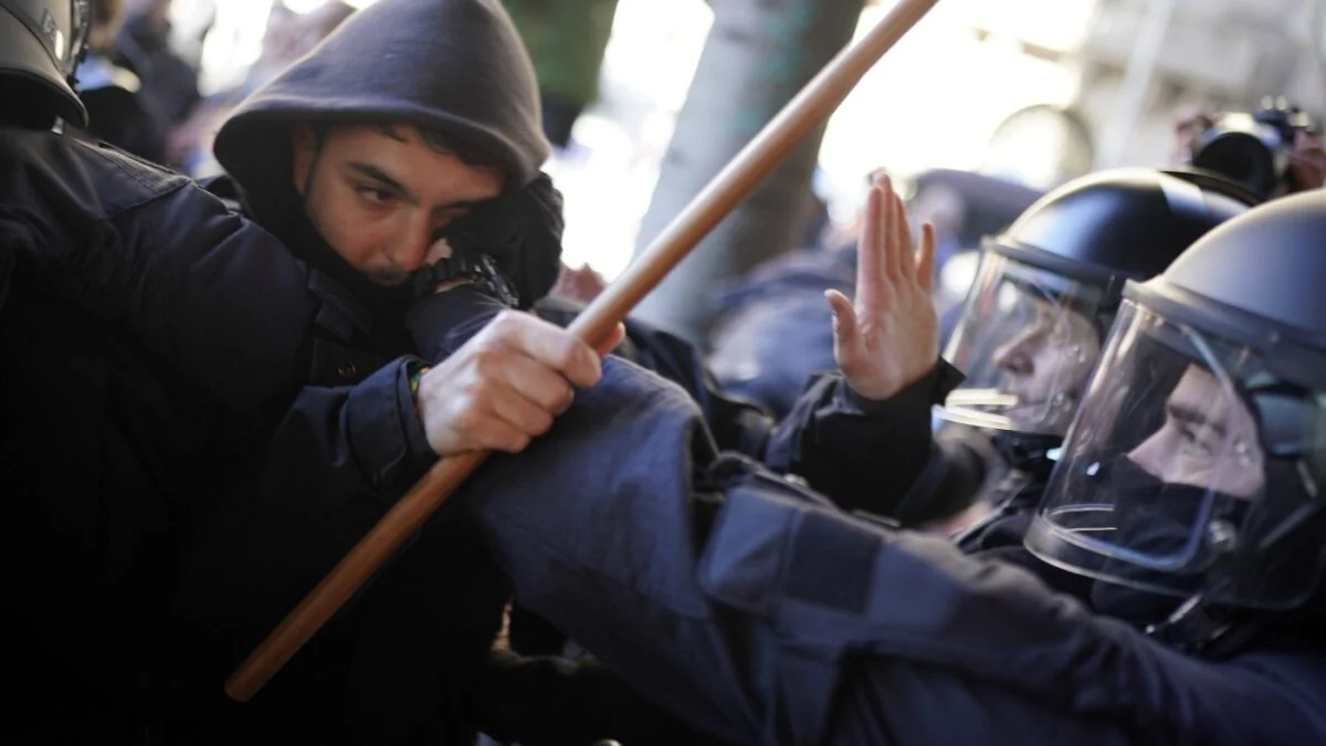 La Directa sob ataque da AEPD: multa e riscos à investigação sobre agentes infiltrados