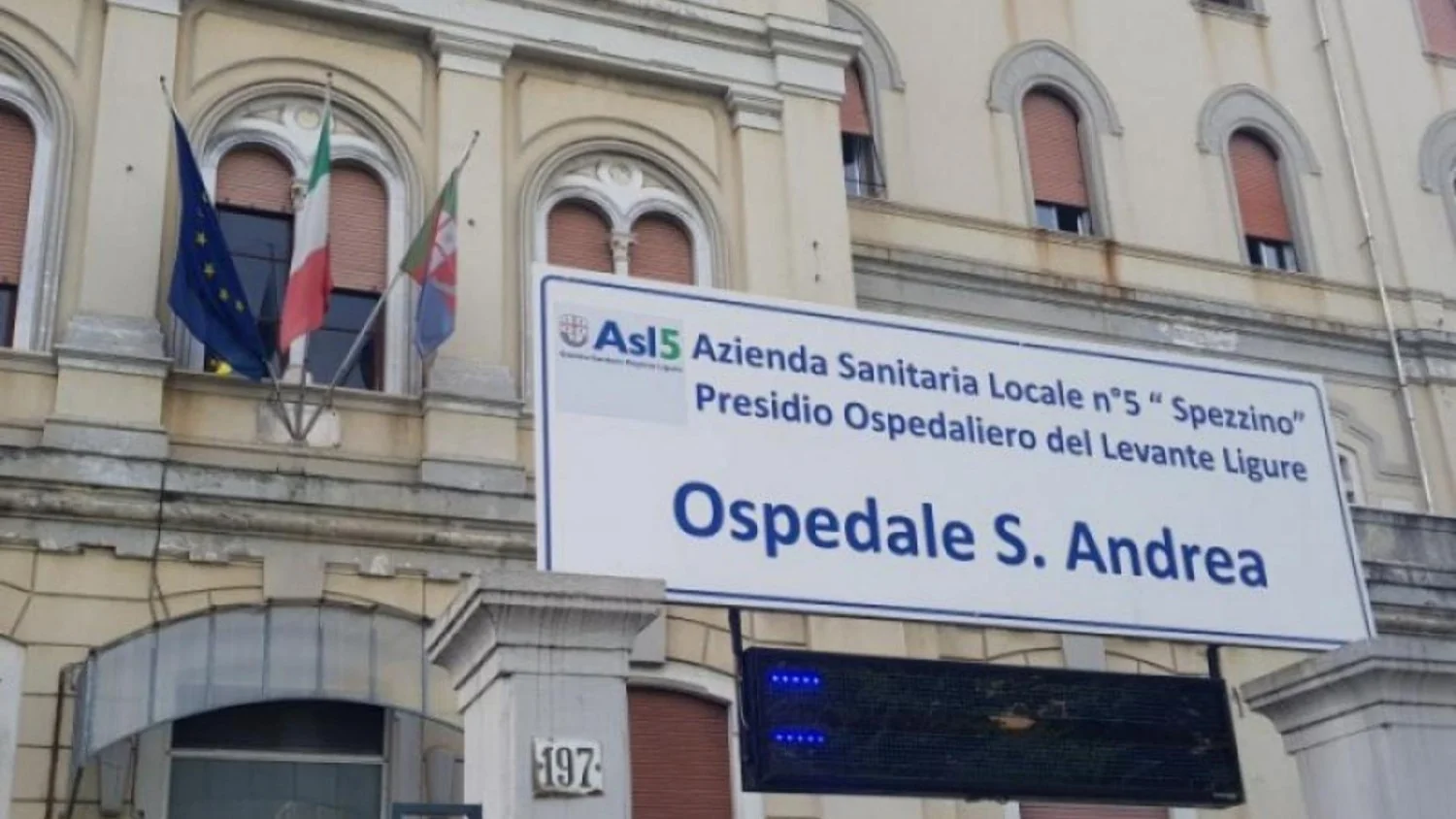 La Spezia: adolescente de 15 anos esfaqueado ao defender a mãe; companheiro preso
