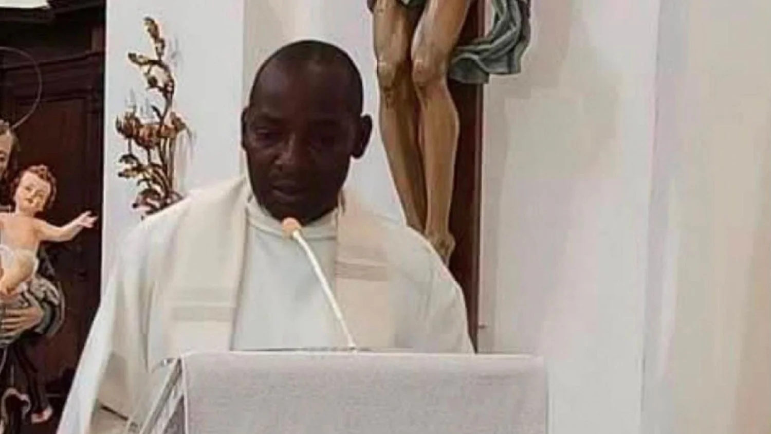 Pároco morre durante missa em Limosano (Molise): comunidade abalada pela morte de Don Aloys Mwoli
