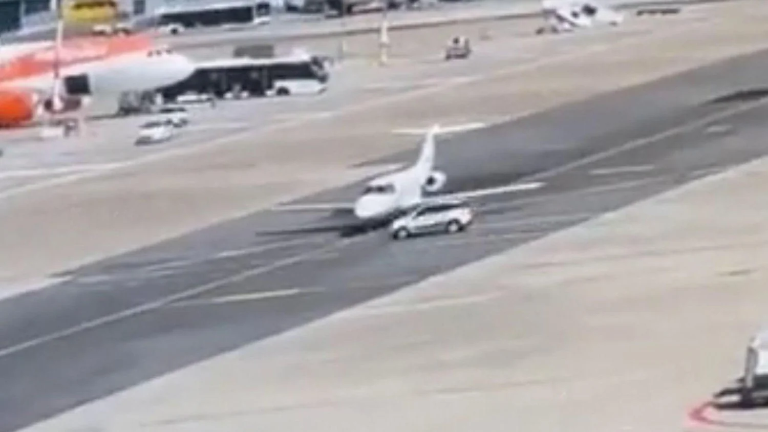 Linate: Fiat Panda de serviço não freia e colide com jet privado Hawker Beechcraft 400A; ninguém ferido