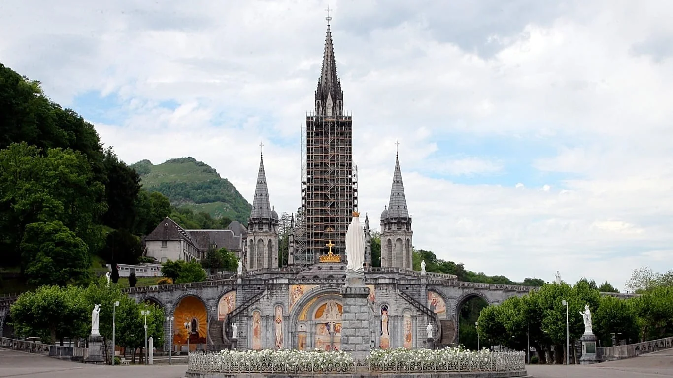 Lourdes homenageia monges de Tibhirine na peregrinação da Assunção e se prepara para a visita do Papa