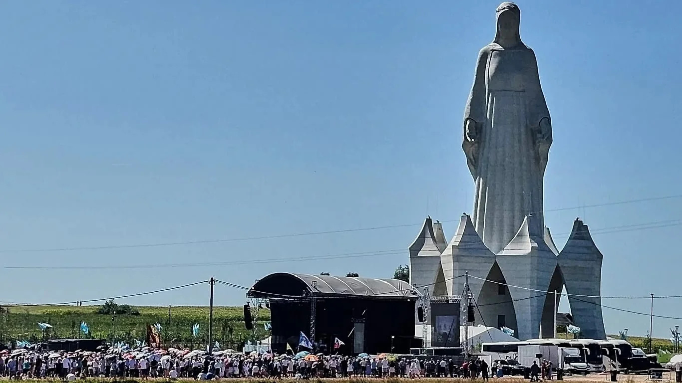Polônia inaugura a imponente Madonna de 55,6 metros em Konotopie, superando o Cristo do Rio