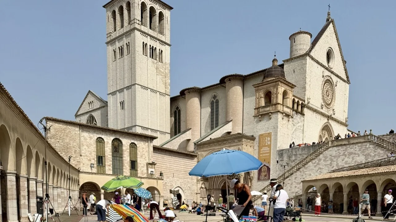 Madonnari do mundo pintam Assisi em homenagem a São Francisco: espetáculo de giz e poesia