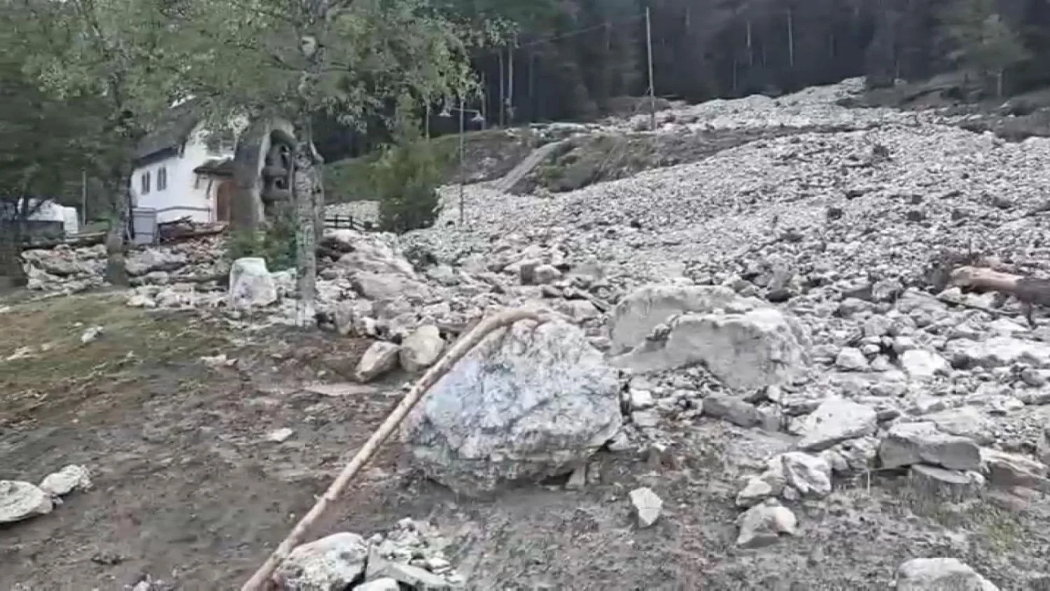 Maltempo em Val di Fiemme: duas franas bloqueiam a SP 215 em Pampeago